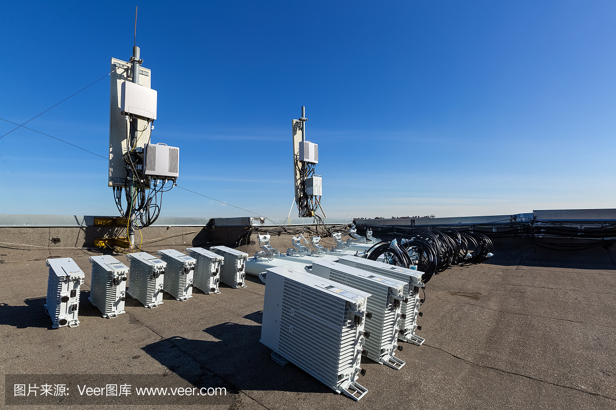 GSM、DCS、UMTS、LTE频段的面板天线和室外无线电单元作为基站通信设备的组成部分,安装在屋顶上,天空和城市为背景。通信设备升级工作流程